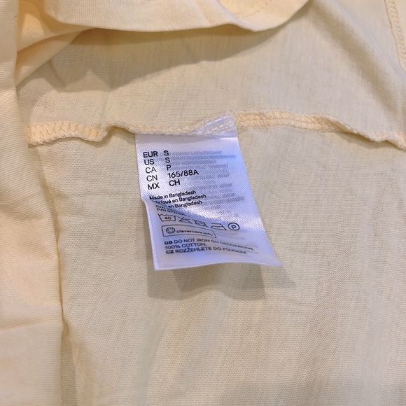 💛 NWOT Divided Yellow T-shirt with Embroidered Heart in Size Small - Picture 5 of 7